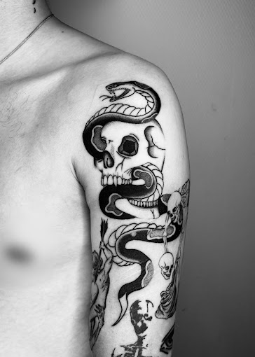 Bras blackwork — serpent et crâne